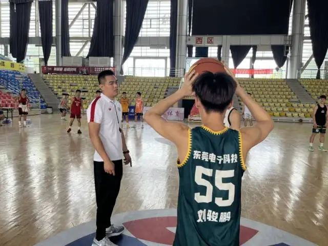 如何根据篮球比赛的不同阶段调整力量训练强度？_2